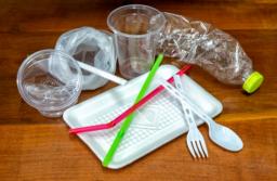 Ograniczenia w sprzedaży plastikowych sztućców coraz bliżej