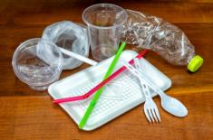Ograniczenia w sprzedaży plastikowych sztućców coraz bliżej