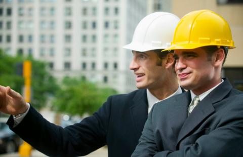 Czy kierownikiem budowy i inspektorem nadzoru ne jednej budowie może być dwóch pracowników tej samej firmy?