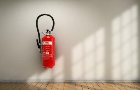 Po pożarze w Koszalinie: Kontrole, ostrzeżenia i zapowiedzi zmiany przepisów budowlanych i BHP