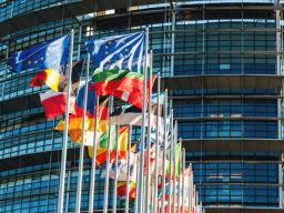 PE za wiązaniem dostępu do funduszy z praworządnością