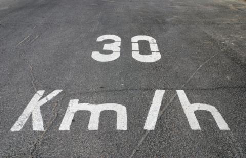 Nowe znaki poinformują o odcinkowym pomiarze prędkości na drodze