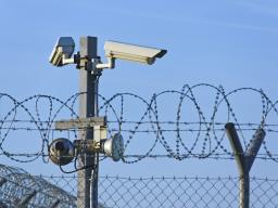 Kamery przy widzeniu z adwokatem uderzają w prawo do obrony - alarmuje RPO