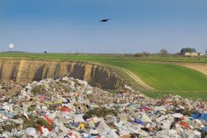NIK: Nielegalne składowiska śmieci zamiast odbudowy terenów pokopalnianych