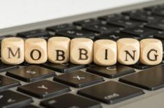 SA: Podwładny nazywa brygadzistę „polską świnią”? Pracodawca odpowie za tolerowanie mobbingu