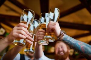 Pijemy nowocześnie, a ustawa alkoholowa z PRL-u