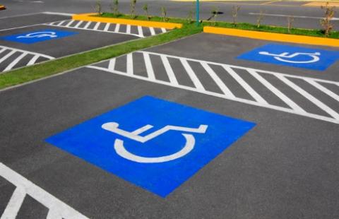 Gminny pojazd z niepełnosprawnymi nie postoi na niebieskiej kopercie 