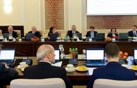 Rząd: Wprowadzenie szybkich alimentów i poprawki do ustawy o sporcie