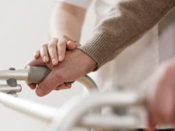 WSA: Pasierb może żądać zasiłku opiekuńczego za opiekę nad ojczymem