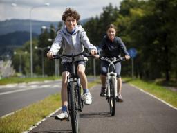 Dziecko na rowerze albo z opiekunem, albo z kartą rowerową