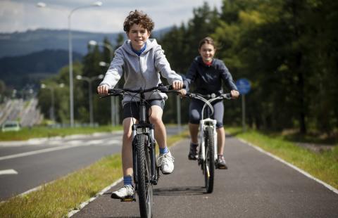 Dziecko na rowerze albo z opiekunem, albo z kartą rowerową