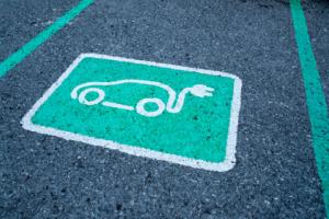 Coraz więcej hulajnóg, rowerów i małych aut na prąd w miastach