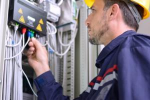 Operatorzy TV kwestionują decyzje prezesa UKE o kablowaniu budynków