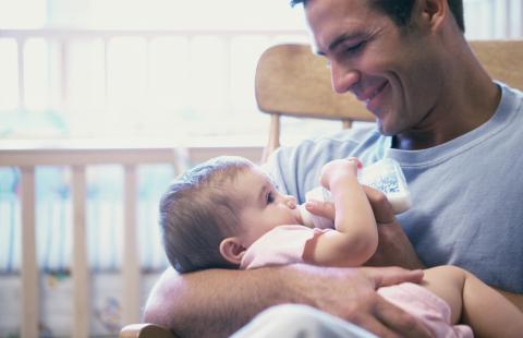 Urlop ojcowski coraz bardziej popularny, rodzicielski ojców mniej