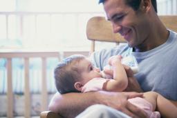 UE: Jest zgoda na urlopy ojcowskie i rodzicielskie