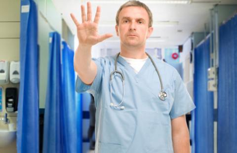 Protest lekarzy: Zaczną pracować na jednym etacie, nie będzie miał kto dyżurować