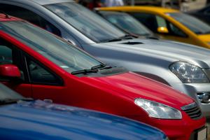 Kary za niezarejestrowanie pojazdu uderzą w handlujących używanymi samochodami