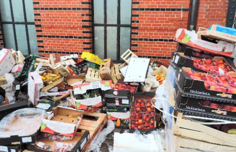 Duże sklepy spożywcze zapłacą za marnowanie żywności