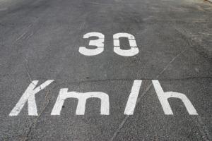Nowe znaki drogowe poinformują o odcinkowym pomiarze prędkości