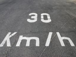 Nowe znaki drogowe poinformują o odcinkowym pomiarze prędkości