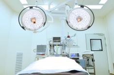 Pacjenci wybierają operacje za granicą, ale nie odwołują krajowych