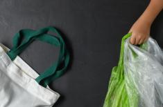Czy torby na zakupy wykonane ze skrobi podlegają opłacie recyklingowej?