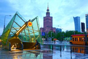 Raport: Warszawa ma ponad dwa miliony mieszkańców, wyludnia się w weekend i nocą