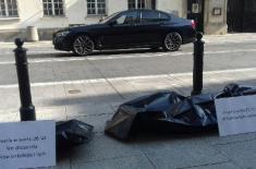 Rezydenci w czarnych workach protestowali pod ministerstwem