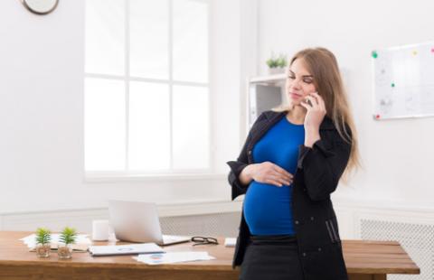 Kobieta w ciąży musi wykazać, że faktycznie świadczy pracę i umowa nie jest pozorna