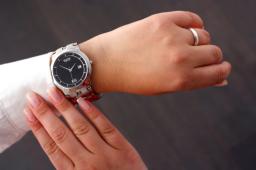 Zegarek od pracodawcy jest darowizną, nie trzeba płacić PIT