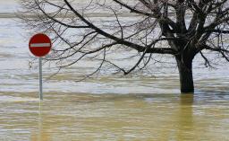 Miasto współodpowiada za zatopienie auta w kałuży na skrzyżowaniu
