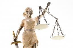 Sondaż: Niskie oceny sądów i prokuratury