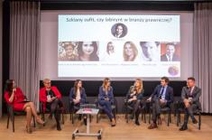 Szklany sufit czy labirynt? Eksperci: stereotypy ograniczają prawniczki