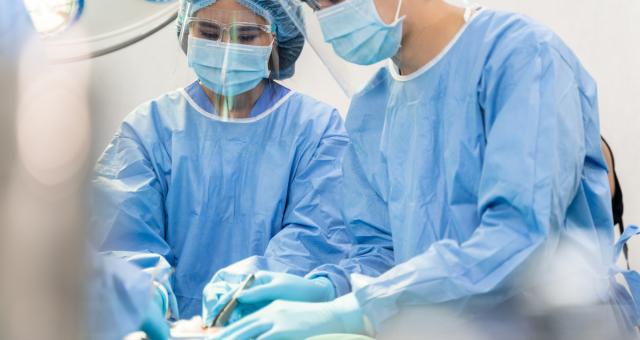 Pensje lekarzy i pielęgniarek rosną, szpitale wydają na nie już 80 proc. budżetu