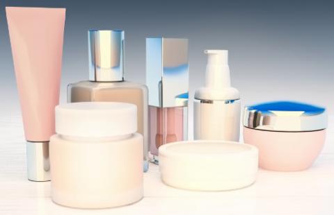 Mikroplastik w kosmetykach jest powszechny, ale prawo na to pozwala