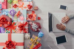 Mikołajkowe i świąteczne prezenty dla pracowników i emerytów czasem bez podatku