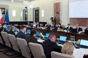 Rząd: Wyższe wynagrodzenie dla celników i polityka rozwoju