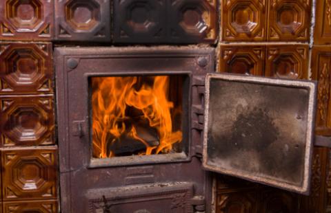 Popiół z domu leży i kosztuje – brak przepisu, jak go zagospodarować