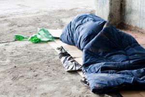 RPO: Władze publiczne powinny walczyć z bezdomnością