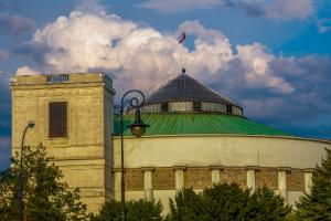 Szefowa Kancelarii Sejmu stawi się w sądzie, jeśli czas pozwoli