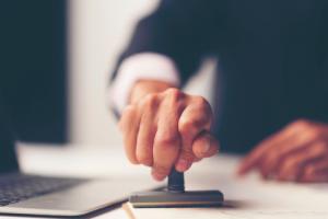 Urząd gminy nie może zabronić radnemu posiadania pieczątki