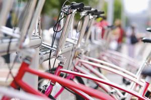 Mniej osób wypożycza rowery miejskie, wśród przyczyn hulajnogi
