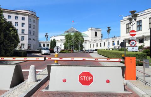 Z gorączką do budynków parlamentu wstęp wzbroniony