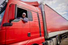 Kierowcy międzynarodowego transportu drogowego dłużej za kółkiem