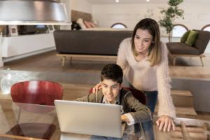 ZUS: Rodzice nadal będą mogli korzystać z dodatkowego zasiłku opiekuńczego