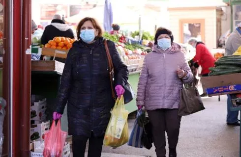 Obowiazek Noszenia Maseczek W Przestrzeni Publicznej Jakie Maseczki Wybrac Kto Moze Je Szyc Maskę chirurgiczną powinno się nosić do momentu jej zawilgocenia, a następnie wyrzucić ją i wymienić na nową, porządnie myjąc ręce. obowiazek noszenia maseczek w