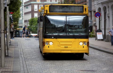 Policja: Kierowca autobusu i motorniczy odpowiada za limit pasażerów