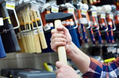 Wytyczne dla marketów budowlanych - podłogi będą obklejone taśmami co dwa metry