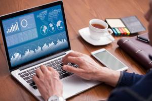 Praca zdalna nie wyklucza wynagrodzenia za godziny ponadwymiarowe