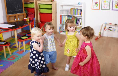 Samorządy: Brakuje pomieszczeń i opiekunów w przedszkolach